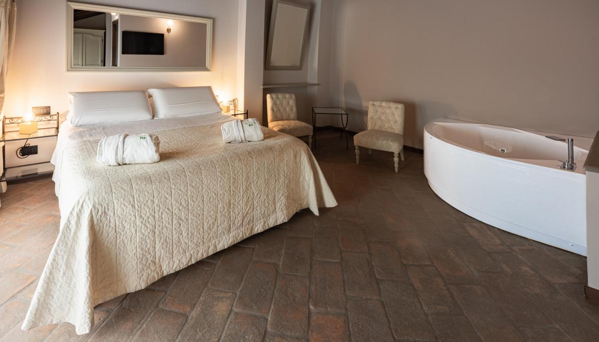 Relais Bella Rosina Pool & Spa La Cassa المظهر الخارجي الصورة